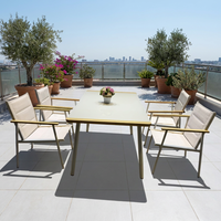 Ensemble table et chaises à cadre en aluminium avec sièges beiges et bords dorés pour terrasse extérieure