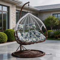 Fauteuil suspendu double en rotin style méditerranéen, en osier PE floral, avec support |   Villa au bord de la piscine, capacité de charge 300 kg, vente en gros