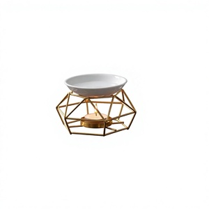Lampe à parfum en laiton géométrique avec plat en céramique blanche pour diffuseur d'huiles essentielles, brûleur d'encens aromatique, finition dorée - Product Image 1