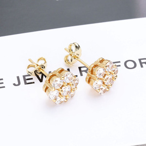 Boucles d'oreilles florales exclusives en argent S925 plaqué or 18 carats, serties de moissanite GRA, motif pétale de fleur, style streetwear urbain - Product Image 4