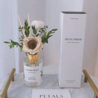 Diffuseur de parfum d'intérieur avec bâton et liquide de parfum et de belles fleurs séchées