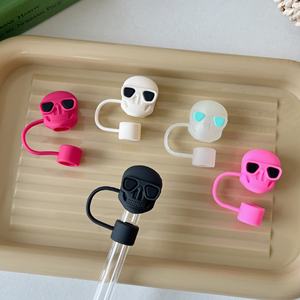 Superventas: Cubierta de pajita de alta calidad que brilla en la oscuridad con diseño de calavera, tipo tapa antipolvo para vasos Ice Bucks, accesorio explosivo para pajitas. - Product Image 4