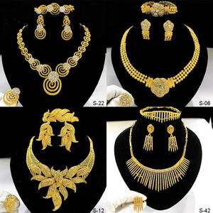 <span class=keywords><strong>Set</strong></span> Perhiasan Mewah <span class=keywords><strong>Dubai</strong></span> Berlapis Emas 24K untuk Wanita Timur Tengah, Cocok untuk Pakaian Pengantin & Pesta dengan Kalung/Anting/Cincin Berhias Berlian Imitasi - Product Image 1