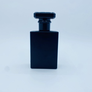 Botella de Perfume de Vidrio Negro de 50 ml con Tapa de Plástico para Dispensar Fragancias en el Cuidado Personal para Creaciones de Perfumes DIY - Product Image 1