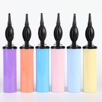 Vente en gros d'accessoires pour ballons Pompe à ballons à double sens portable Gonfleur à usage domestique Pompe à ballons à air manuel en plastique portable