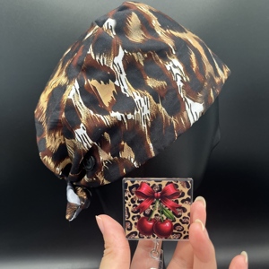 Cappelli Chirurgici con Laccetti, Berretti da Lavoro con Set di Porta Badge a Cartone Animato per Regali e Accessori per Infermieri - Product Image 3