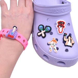 Dijes de Zapatos de PVC Suave con Diseño de la Cantante Estadounidense <span class=keywords><strong>Taylor</strong></span> <span class=keywords><strong>Swift</strong></span>, Decoraciones para Zapatos, Dijes para Zapatos de la Cantante <span class=keywords><strong>Taylor</strong></span> <span class=keywords><strong>Swift</strong></span> para Fanáticos, Venta al por Mayor - Product Image 2