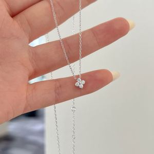 Collier pendentif Dylam minimaliste chic en argent fin S925 avec chaîne à maillons et trèfle à quatre feuilles en moissanite couleur D clarté VVS1 - Product Image 3