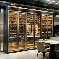 Wijnkast met constante temperatuur, gouden metalen frame en volledig glazen wanddisplay voor villa, huis, restaurant en privéclub