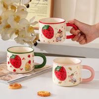 Mug à café en céramique 500 ml, motif fraise gaufrée et peinte à la main, avec ours et lapin de dessin animé, tasse à eau en porcelaine pour la maison, le bureau ou comme cadeau