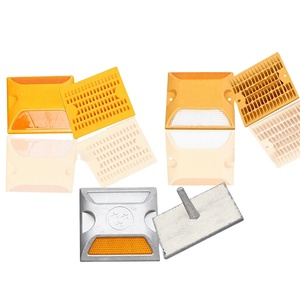 Piquets et marques routières réfléchissants double face en aluminium moulé et plastique, rebuts de vitesse pour autoroute, modèle carré 100x100x20 - Product Image 1