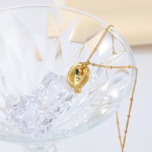 Collar de Hueso con Cierre de Oro de 18K Premium para Mujer, Diseño de Letras que No se Desvanecen, Elegante Chapado en Piedra de Acero Inoxidable, Idea de Regalo para Fiestas - Product Image 3