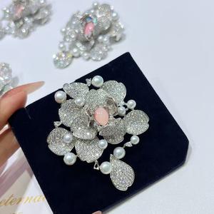Broche de Flor de Camelia de Lujo Coreano de Estilo Avanzado, Exquisito y de Alta Gama para Traje de Mujer, Diseño de Agua Dulce - Product Image 2