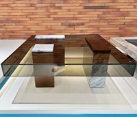 Table basse moderne en verre avec plateau carré de 100 cm, pieds en métal et pierre, pour salon