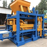 Ligne complète de machine à fabriquer des briques en béton entièrement automatique QT4-25 à faible investissement pour les petites briqueteries
