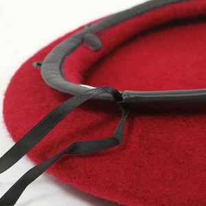 Bérets brodés personnalisés en gros, bérets en laine avec garniture en cuir et sangle réglable pour hommes - Product Image 5