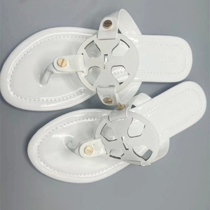 Sandalias de lujo para mujer 2025 con logo entrelazado, de goma rosa brillante, planas, de punta abierta, informales, para playa y piscina, de diseñador - Product Image 2