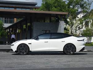 سيارة عائلية هجينة فاخرة 5 مقاعد بمحرك رباعي الدفع من Lynk & Co10 - Product Image 5