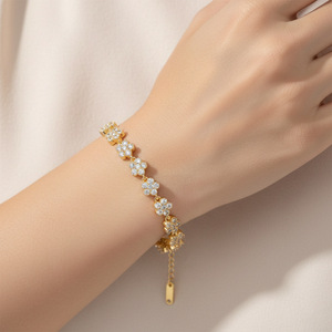 กำไลข้อมือสแตนเลส กำไลข้อมือประดับจี้ เครื่องประดับทอง 18k รูปหัวใจ 3 มิติ ประดับเพชรซิคอน กำไลข้อมือแฟชั่นสำหรับผู้หญิงแบบเทนนิส - Product Image 1