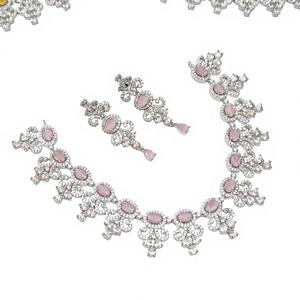 Parure de bijoux de mariée classique et élégante en strass rose, collier et boucles d'oreilles plaqués argent, pour mariées spéciales - Product Image 1