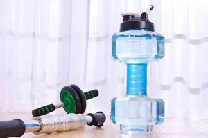 Botella Deportiva de Plástico de Grado Alimenticio de 2.4L con Logotipo Personalizado al por Mayor, Botella de Agua con Forma de Mancuerna de Gran Capacidad para Gimnasio, Fitness y Entrenamiento - Product Image 5