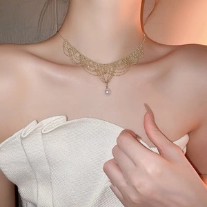 Collier en dentelle avec chaîne de clavicule en perles d'eau douce naturelles plaqué or 14 carats, design rétro de luxe, style palais, mode superposée, soirée - Product Image 1