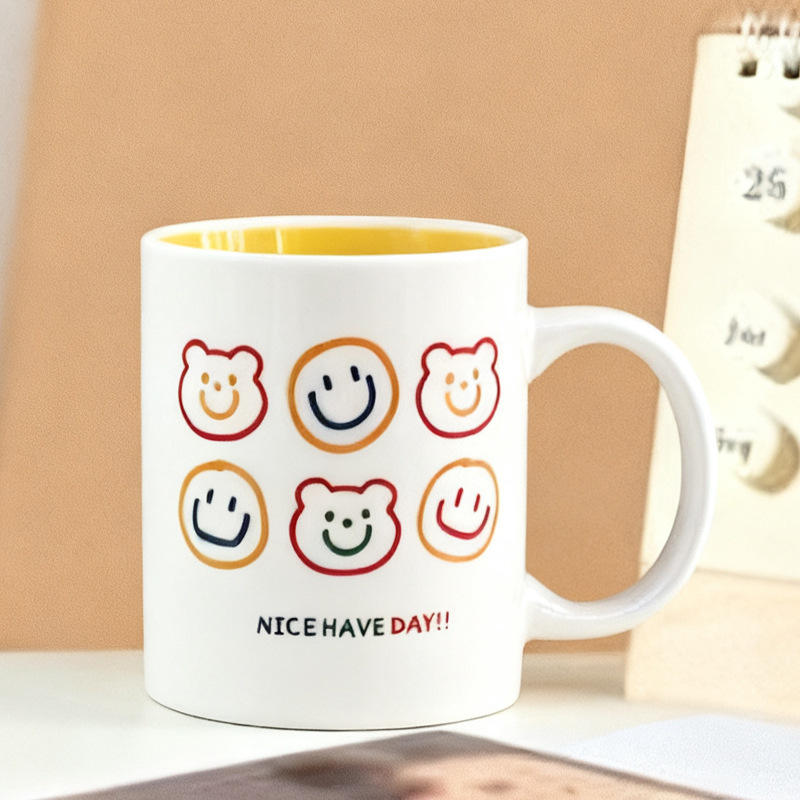 Tasse à visage souriant avec tête d'ours de guérison de couleur jaune