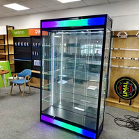 Rauchershop-Dekorationen Aluminiumrahmen Gehärtetes Glas Vitrine mit LED-Beleuchtung Farbiger Sockel Anpassbare Größe