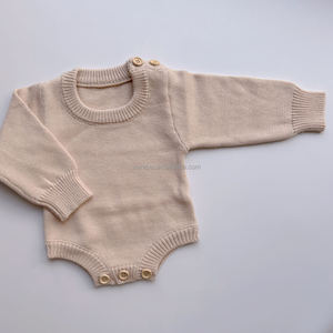 天然砂色フラットニットロンパー、木製ボタン付きショルダー刺繍名パーソナライズされた新生児ラブイギフト製スーツ - Product Image 3