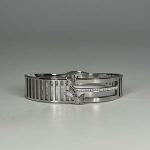 Bracelet manchette tendance en acier inoxydable 316L plaqué or PVD, motif papillon, bijoux durables et résistants - Product Image 1