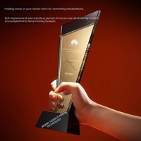 Trophée en cristal Liuguang en gros, modèle créatif personnalisé, durable, plaque de récompense pour employé de l'année, compétition
