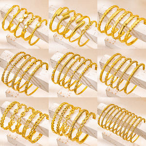 Ensemble de bracelets joncs en acier inoxydable plaqué or 18 carats pour femmes, modèles variés, empilables, fins, vente en gros de bijoux - Product Image 4