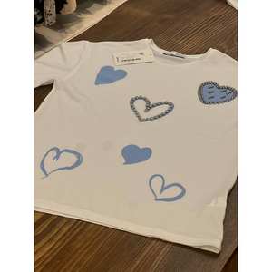 เสื้อยืดผู้หญิงฟิโอริผ้าฝ้ายเจอร์ซีย์ 100% ระบายอากาศได้ดี พิมพ์ลายหัวใจ แขนเสื้อปกติ - Product Image 2