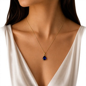 สร้อยคอชุบโรเดียมแบบกำหนดเอง ประดับพลอยสีเขียวมรกตทรงหยดน้ำ จี้เดี่ยวพร้อมสายเคเบิล สร้อยคอสำหรับผู้หญิง ของขวัญเครื่องประดับชั้นดี - Product Image 1