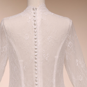 Robe de mariée élégante blanche grande taille à manches longues, col en V, haut en dentelle illusion, silhouette trapèze, traîne chapelle, sur mesure, vente en gros - Product Image 6