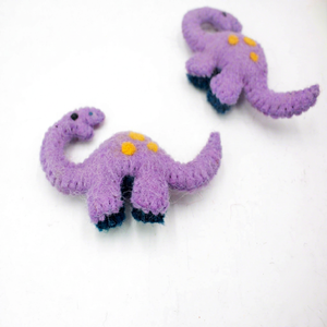 Adorno de dinosaurio de fieltro morado cosido a mano para niños, decoración colgante para árbol, set de regalo al por mayor - Product Image 1