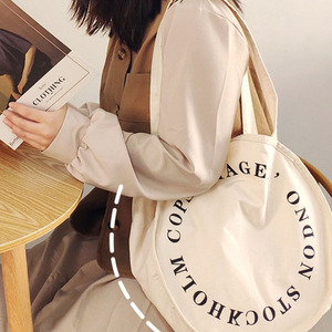 <span class=keywords><strong>Sac</strong></span> fourre-tout rond en <span class=keywords><strong>toile</strong></span> <span class=keywords><strong>de</strong></span> coton recyclée beige imprimable en gros pour courses et <span class=keywords><strong>plage</strong></span>, avec logo personnalisé - Product Image 2