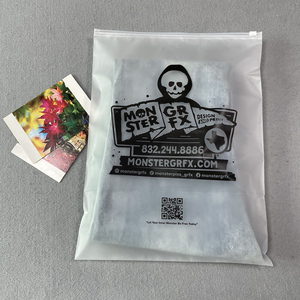 Bolsas con cremallera personalizadas para embalaje de ropa, venta al por mayor, bolsas de plástico para camisetas, bolsa de ropa esmerilada con logotipo, impresión de código QR - Product Image 1