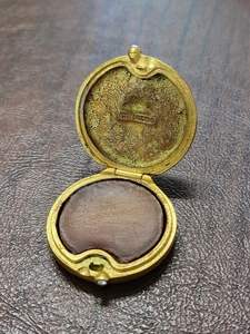 Parfum solide Compact Vintage Lion Case avec Pleasures Parfum solide - Product Image 2