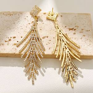 أقراط أنيقة مطلية بالذهب من حجر الراين الهندسي على الطراز الأوروبي وأمريكي ، فاخرة فاخرة خفيفة من أوراق الشجر - Product Image 3