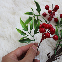 Branche longue artificielle de houx vert d'hiver avec fruits porte-bonheur pour décoration de salon, restaurant, hôtel, décoration d'intérieur, vente en gros