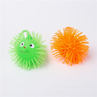 Prix usine LED Light-Up Hairy Ball Hedgehog Toy Anti-Stress Flash Squeeze Toy pour les 5-7 ans PVC et matériau en mousse