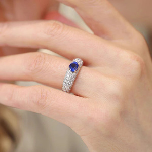 Anello Classico a Quattro Punte con Gemma Blu per Donne, Gioiello Elegante e di Lusso - Product Image 3