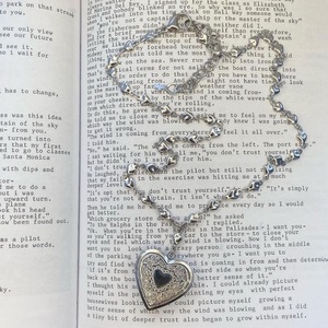 Collier pendentif cœur en acier titane, chaîne de clavicule vintage vieillie, bijoux tendance pour le quotidien - Product Image 2