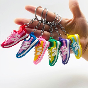 2024 Tiktok Venda quente Simulação sapatos PVC estéreo tênis meninos carro chaveiro saco pingente evento presente sneaker chaveiro - Product Image 1