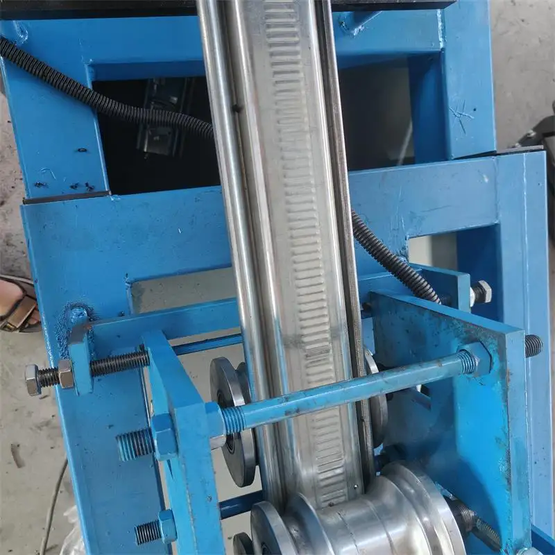 Máquina de moldagem de rolos de porta de persiana rolante de venda quente máquina formadora de trilhos de porta de persiana rolante