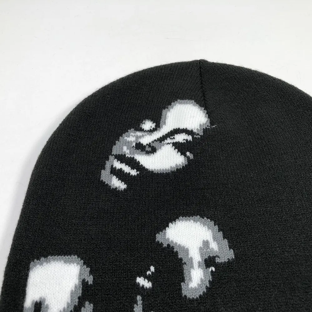 OEM yüksek kalite sıcak satış unisex renkli siyah açılmak bere özel şeffaf jakarlı baskı tasarım kadın skully kış şapka