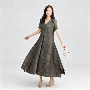 Venta al por mayor directa de fábrica: Vestido plisado con textura de chevron artístico, estilo Miyake, cuello en V, adelgazante diagonal, largo midi, <span class=keywords><strong>moda</strong></span> 2026 - Product Image 1