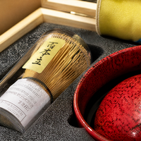 Ensemble de bols à thé matcha à fleurs au design moderne fait main, bol en céramique esthétique et écologique avec emballage en silicone dans une boîte