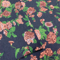 Tissu en denim imprimé coloré, 100% coton, 100 oz, adapté à la confection de pantalons, jupes et vestes pour femmes.